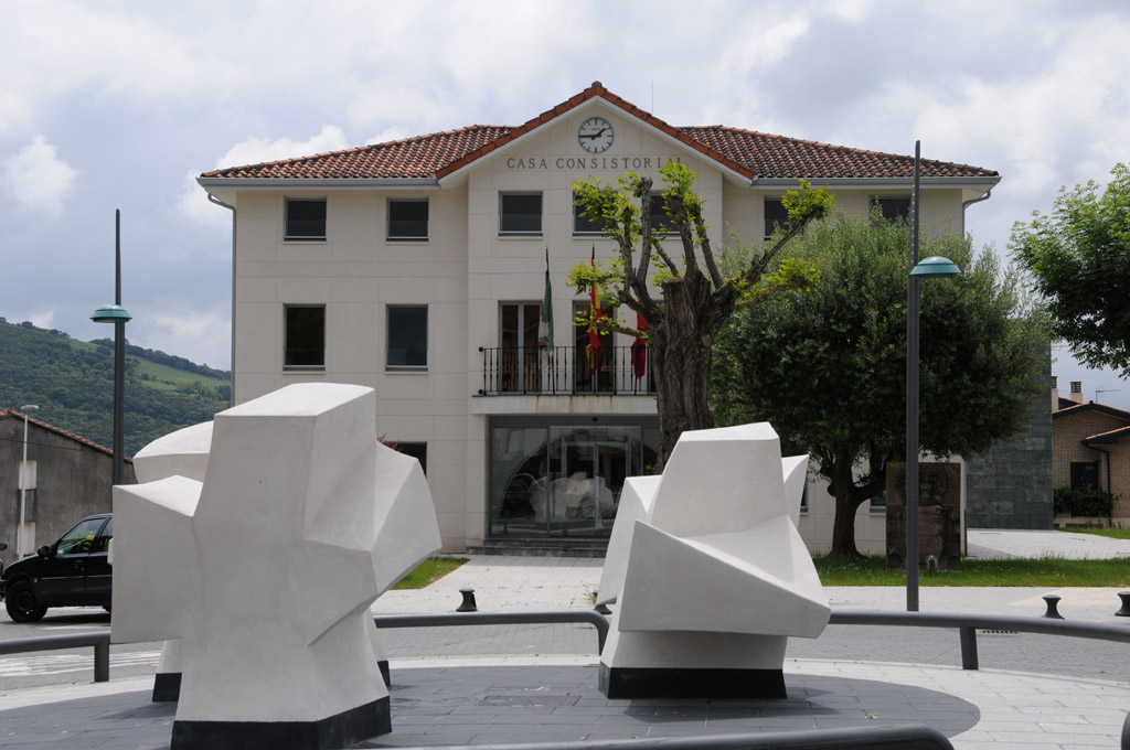 esculturas modernistas en el ayuntamiento de noja
