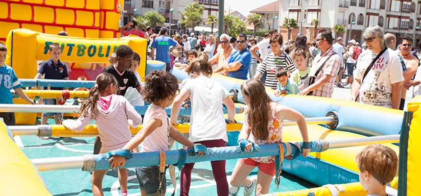 hinchables en la plaza en las fiestas de noja