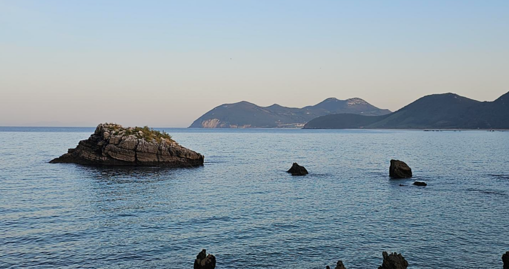 paseo de la costa de noja vistas al buciero desde noja