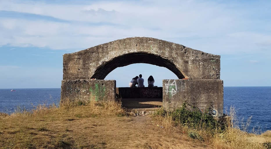 bunker en el paseo de los acantilados de noja