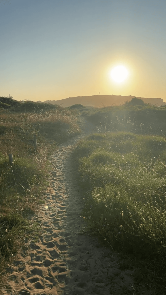 atardecer en el paseo de la costa de noja