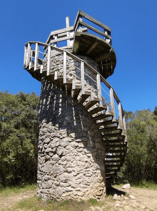 torre con vistas del monte cincho