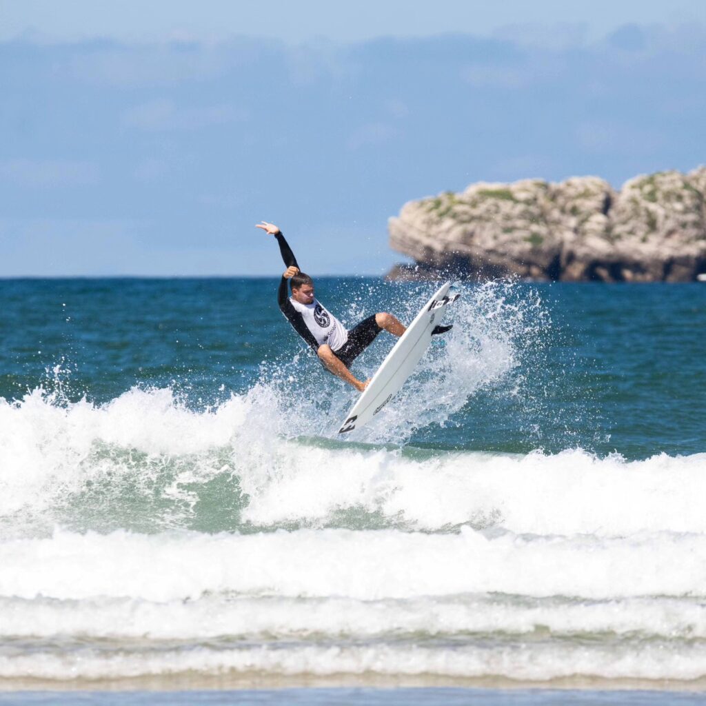 surf-noja surfeando en la playa del ris